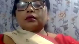 Indisk hot moden tante viser sine store bryster