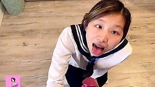 Aasialainen teini in japanilainen koulutyttö uniformu saa porattu takaa, kun katselu hentai