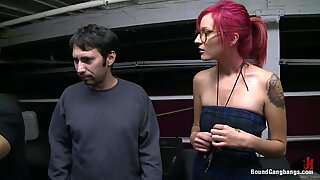 Umění student jedna žena více mužů v nákladním výtahu