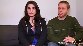 Seksikkäät pariskunnat, jotka hierovat alastomia vartaloaan samassa huoneessa.