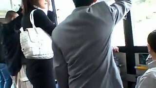 Atingând curul unui asiatic sexy în autobuz