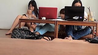Úprimné holé chodidlá 2 japonských dievčat a ďalšej ázijčanky