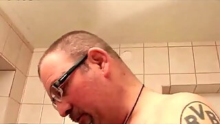 Deutsche Oma rasiert sich fur den Klempner