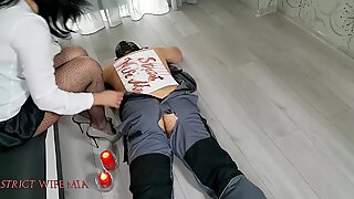 Strenge ehefrau mia und das heisse wichsen auf dem sklavenrücken