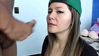 Brunette in pet zuigt lul op webcam