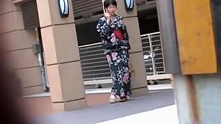 Die schwarzhaarige kleine Geisha zeigt ihre Titten, wenn jemand ihr Outfit auszieht