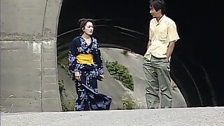 Seorang geisha diikat pada pokok dan diserang kuat di dalam hutan