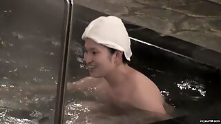Lubben asiatisk moden i massasjebad på dusjene ser på andre kamera nri018 00