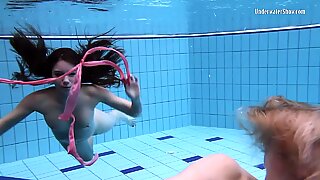 Υποβρύχιο hot κορίτσια κολύμπι γυμνό