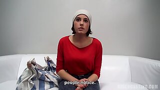 Sexy studentka s velkými přírodními kozami a úzká prcina