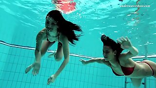 Dos bellezas calientes de rusia en checas piscina