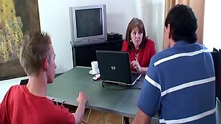 Olgun kadın patron ofiste iki yarrak alıyor